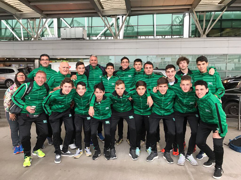 El plantel de Rowing, la delegada y el técnico, posando antes de partir al viejo continente.