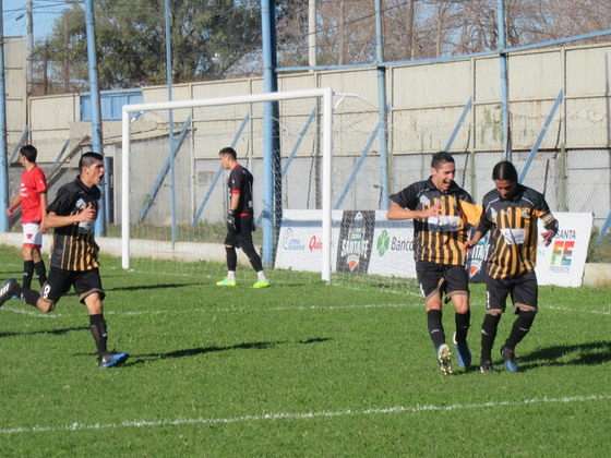 Pasito a pasito. Alianza avanza en la Copa, y sus jugadores meten festejo con bailecito.