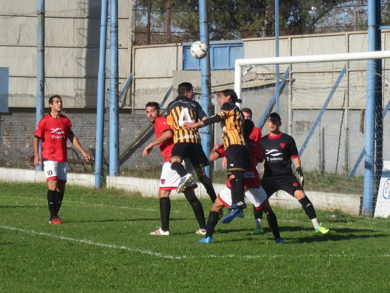 Pese a no ser tan alto, Ricardo Ojeda gana mucho de arriba. Aquí marcando su primer gol.