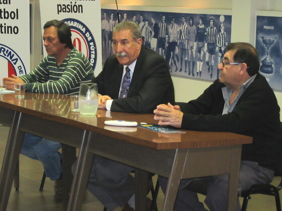 Mario Giammaria, secundado por Nestor Verna y Carlos Benítez durante la reunión.