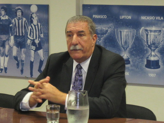 El Presidente de la Asociación Rosarina de Fútbol escuchando la opinión de los árbitros.