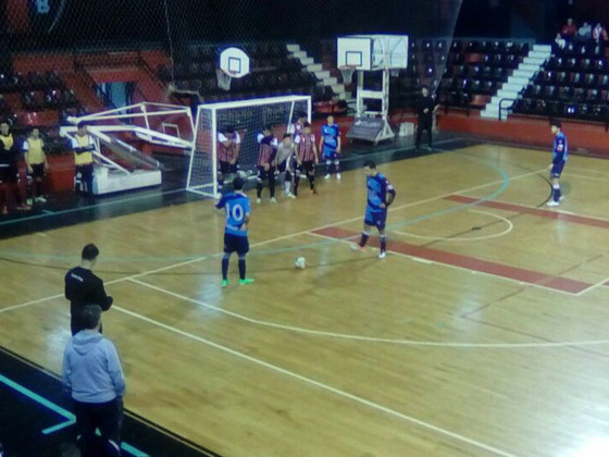 Una pelota parada favorable a USAR. Sirio atac&oacute; bastante pero le cost&oacute; concretar. Foto: Luciano Monserrat.