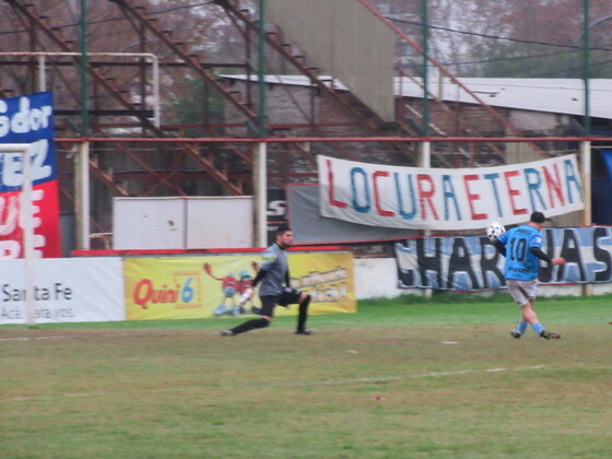 Sacchi, en la primera clara del partido, se pierde el gol en el mano a mano con Matías Giroldi.