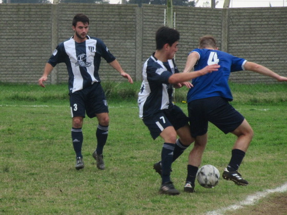 Leandro Piccoli procura pasar entre la raya y Santiago Acebal. Sportivo defendió bien.