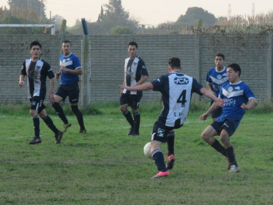 Rodrigo Olivera la tira para adelante. Al llegar a tres cuartos a ambos equipos les costó.