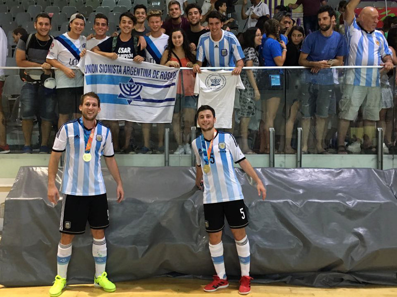 Los rosarinos Dolber y Garmizo festejando el t&iacute;tulo con la gente de Uni&oacute;n Sionista de Rosario.