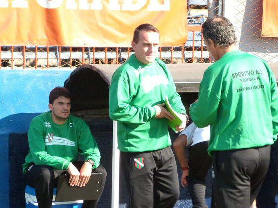El Toti cuando era Ayudante de Johansen en Sportivo Las Parejas. Foto: Fútbol con estilo.