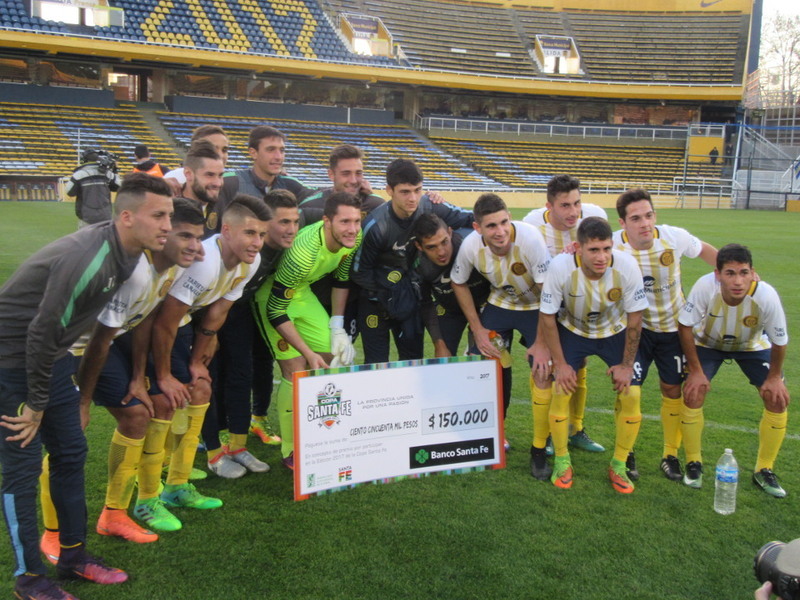 El plantel canalla festejando con el cheque de 150.000 pesos de la Copa Santa Fe. Pasó a 4tos.