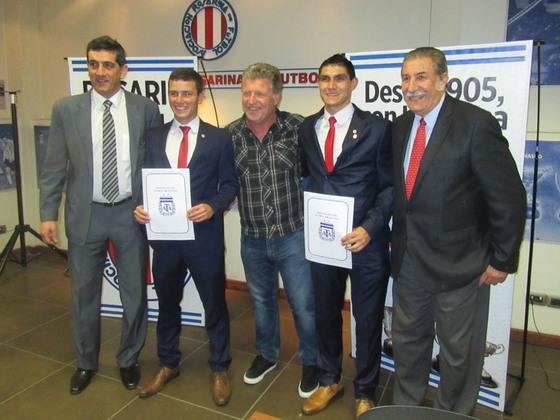 Giammaria, Bassi y Pezzotta, junto a los árbitros de nuestra Liga que firmaron su contrato.