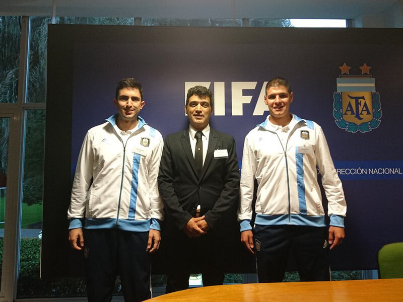 Tres exponentes del arbitraje rosarino. El docente, Saúl Laverni, y los jóvenes Arasa y Bianchi.