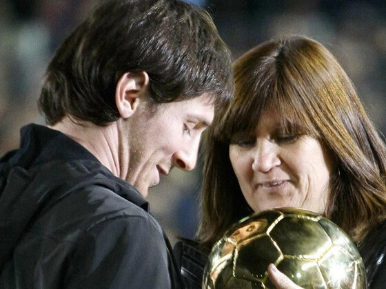 Lionel Messi, el crack rosarino, recibiendo de manos de Celia, su madre, el balón de Oro.
