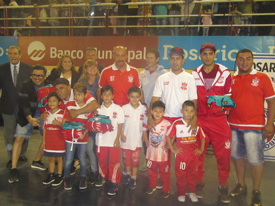 Arijón, el primer club que se subió al escenario. Recibieron un cerrado aplauso de sus padres.