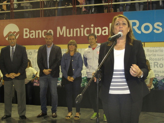 Mónica Fein dando el discurso de apertura. Prometió seguir apoyando a los clubes amateurs.