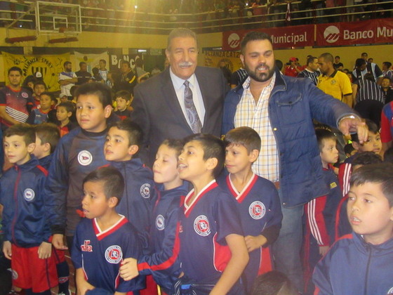 El Presidente de la Rosarina junto a la gente del charrúa. Ni la lluvia pudo empañar la noche.