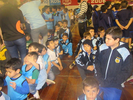 Los nenes esperaron pacientes, y con un comportamiento ejemplar. Aquí, los de Bancario.