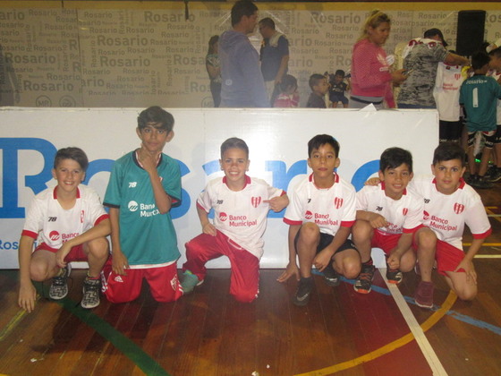 Todos se fueron felices. Los chicos de Unión Americana probándose las flamantes camisetas.