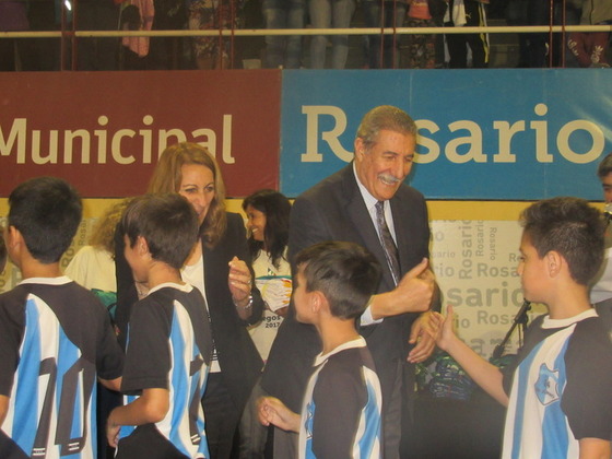 Los chicos de 14 de Junio sobre el escenario. El club de zona oeste también fue beneficiado.