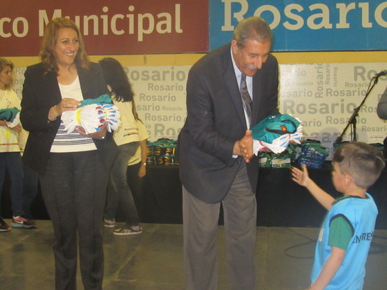 Saludo con onda. Los más chiquitos, de la categoría 2011, también se llevaron sus casacas.