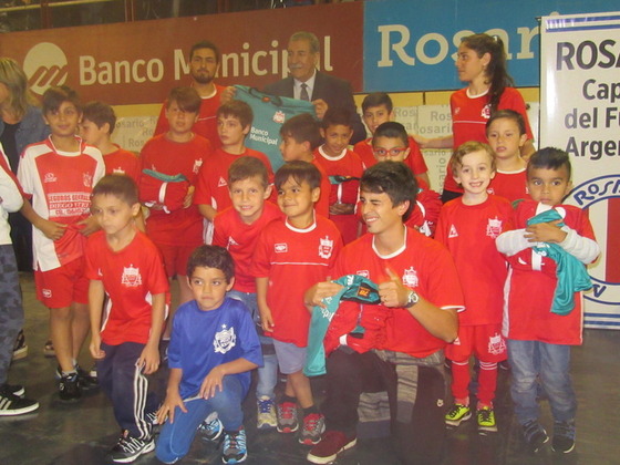 Los chicos de Juan XXIII junto a Giammaria, fundador del club. El rojo tiene dos líneas.