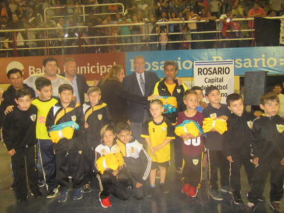 Los chicos de María Reina posando junto a Giammaria, Fein y sus profes. Alegría contagiosa.
