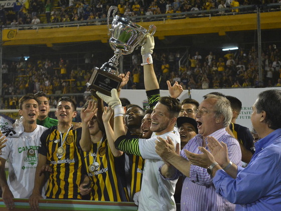 Los chicos de Central levantan la Copa Santa Fe 2017 / Foto: Bruno Cerino.