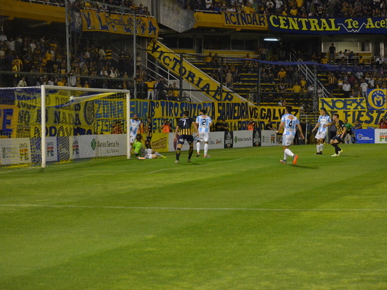 Agustín Coscia anota el 1-0 para Central tras un centro atrás de Rivas. / Foto: Bruno Cerino.