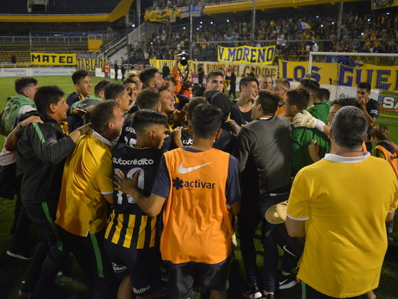 Con el final, jugadores y cuerpo técnico desataron el festejo. / Foto: Bruno Cerino.