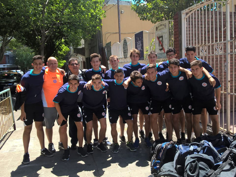 Los chicos de la Selección Rosarina Sub-17 de Futsal, a punto de emprender su aventura.