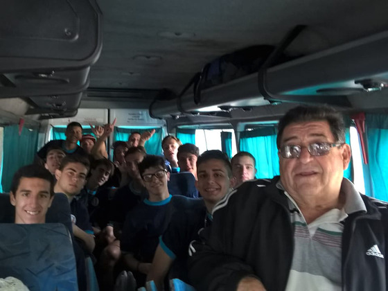 La alegría del viaje reflejada en una imagen. Los acompaña Carlos Benítez, Coordinador local.