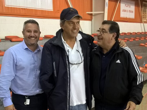 El directivo de La Ñata, Daniel Scioli, junto al Coordinador del Futsal local, Carlos Benítez.
