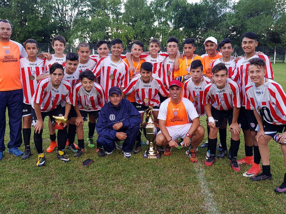 Los chicos del Sub-13 de Rosario, felices tras la premiaci&oacute;n. Hicieron un torneo perfecto.