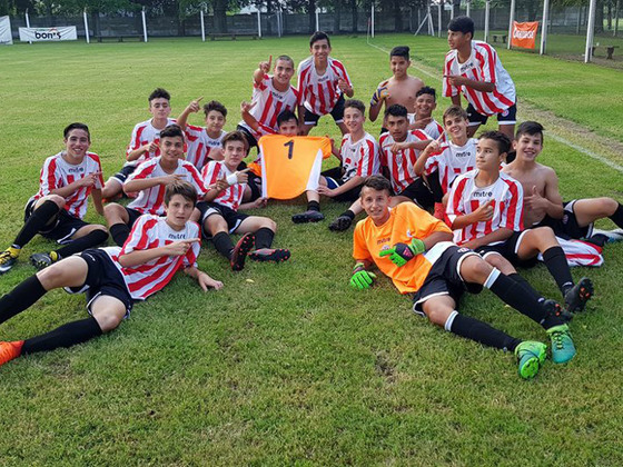 Nuestros chicos celebraron a lo grande. Tras la vuelta olímpica hubo fotos y cánticos.