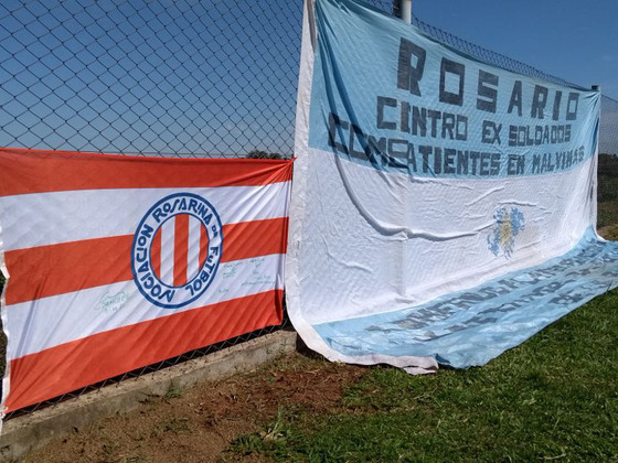 La bandera de la Asociación Rosarina de Fútbol, al lado de la del Centro de Excombatientes.