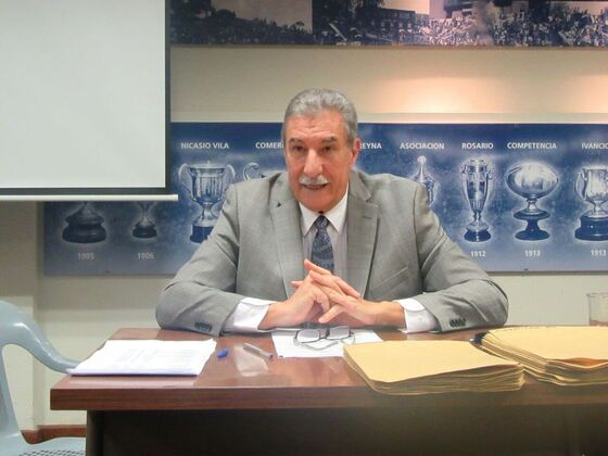 El presidente de la ARF dando la bienvenida a los padres y explicando detalles de la gira 2018.