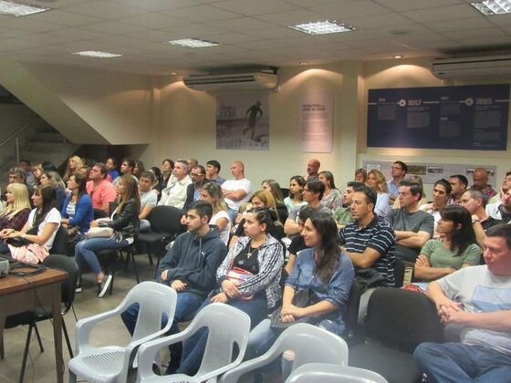 Con asistencia perfecta, los padres de los 65 deportistas preseleccionados se acercaron a la reunión para recibir las indicaciones iniciales.