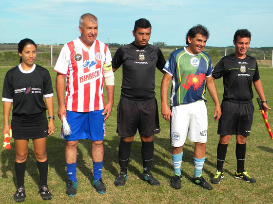 La foto de los capitanes con la terna. Mañana temprano será la semifinal contra Corrientes.