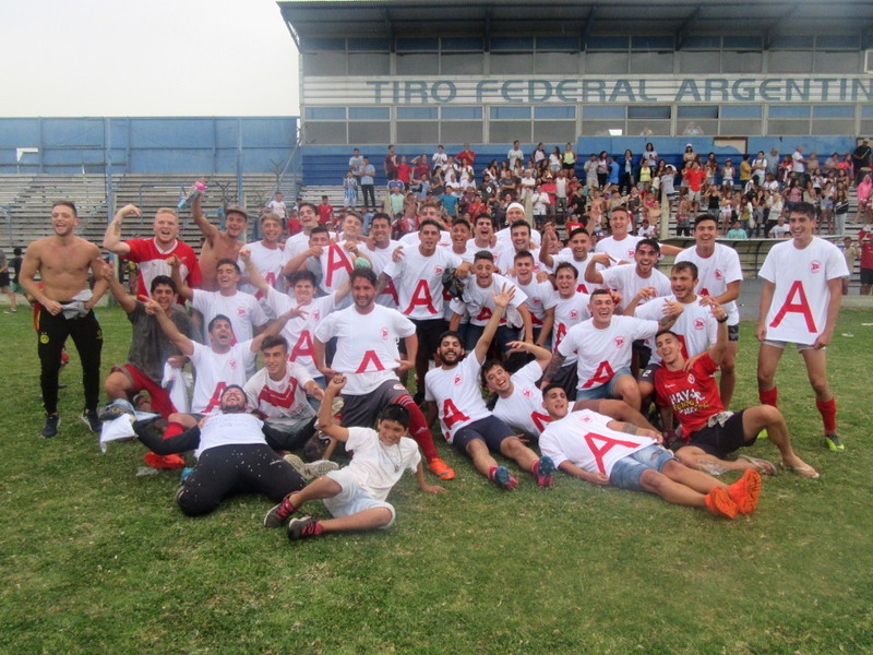 Todo el plantel provincialista posa, ya vestido con las casacas alegóricas del ascenso.