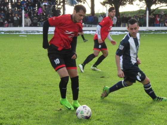 Seba Benítez cuidando el balón en el clásico ante Sportivo. El rojinegro fue bicampeón 2017.