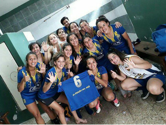 Tras golear 6 a 0 al salaíto en la final, el plantel canalla disfrutó el título en el vestuario.