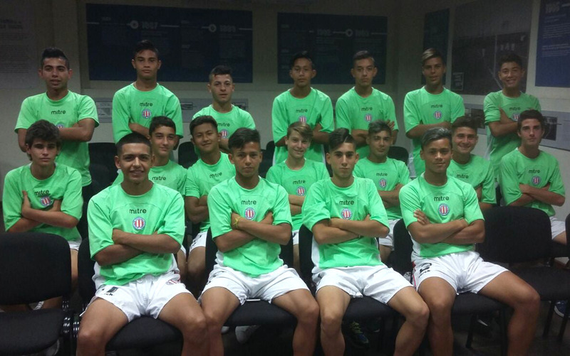 El plantel completo de 18 jugadores antes de partir. El Sub15 sueña con ser campeón nacional