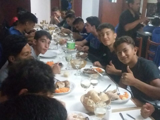 El Sub-15 de Rosarina, compartiendo una cena en Pehuaj&oacute;. Hay un gran clima en el hotel.