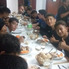 El Sub-15 de Rosarina, compartiendo una cena en Pehuajó. Hay un gran clima en el hotel.