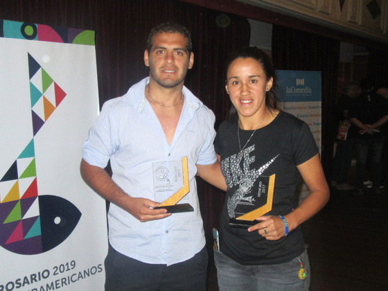 Seba Benítez y Virginia Gómez juntos tras su momento de premiación. Estaban felices.