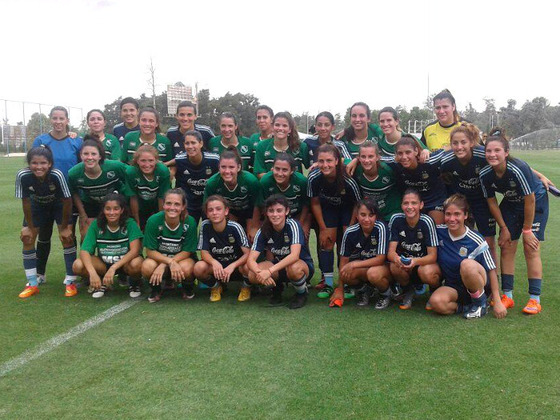 Las chicas de Social Lux y la Selecci&oacute;n Argentina Sub-20, posando juntas. Foto: Franco Scala.
