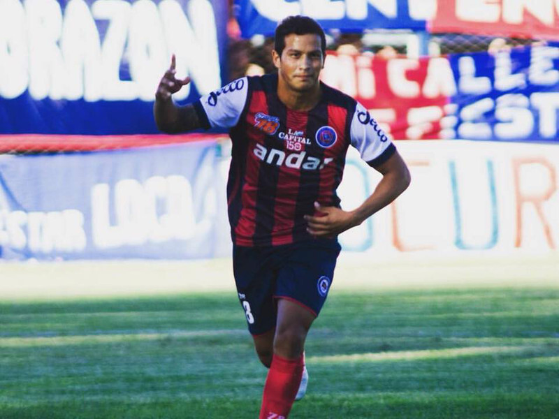 Lucas Lazo festejando uno de los seis goles que marcó esta temporada para el charrúa.