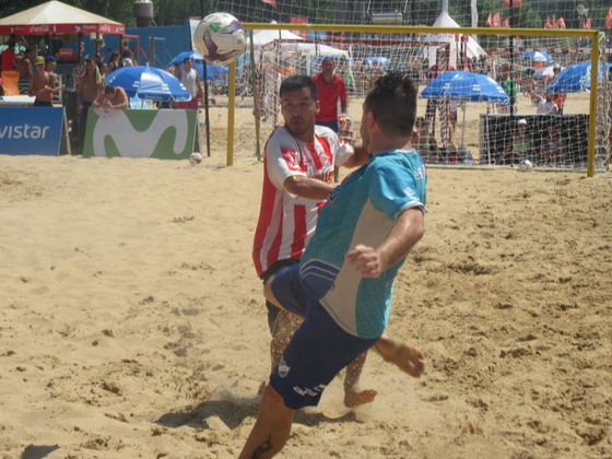 Bruno Canónico le pegará de media vuelta a este pase largo, y por poco no será gol.