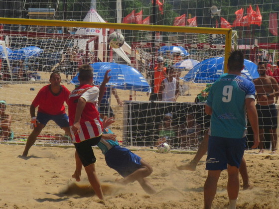 Mauro Andrada con la mirada fija en la pelota. Despejará este remate al corner.