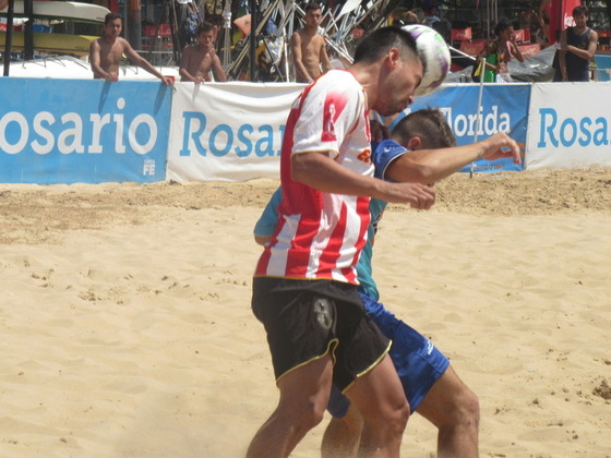 Saque si quiere ganar. El ocho de Provincial despeja pese a estar detrás de su rival.