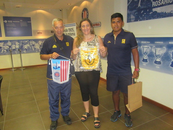 Silvina Giammaria en el intercambio de banderines con la delegación del club peruano.