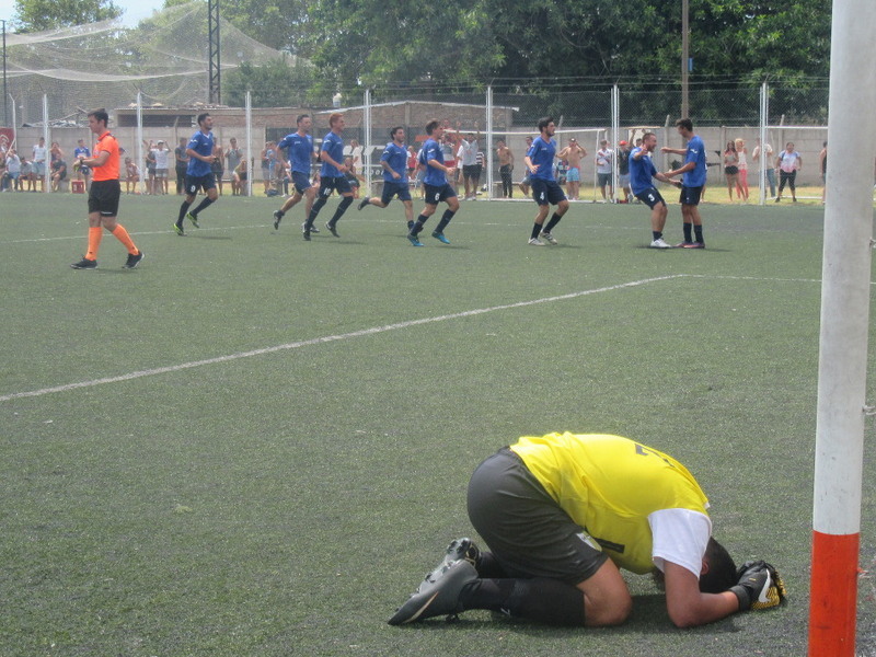 Las dos caras del fútbol. Atrás el abrazo triunfal de los jugadores de Bancario, y adelante la frustración del arquero Nazareno Lugo de María Reina.